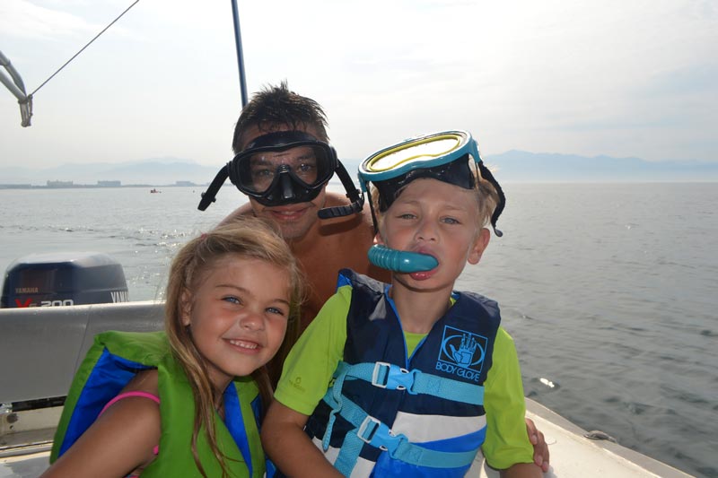 Puerto Vallarta com crianças: família no barco se preparando para nadar com os golfinhos