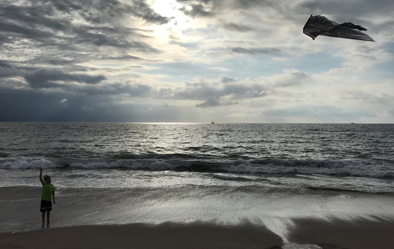 Onde ficar em Puerto Vallarta: Alex empinando pipa na praia no Now Amber