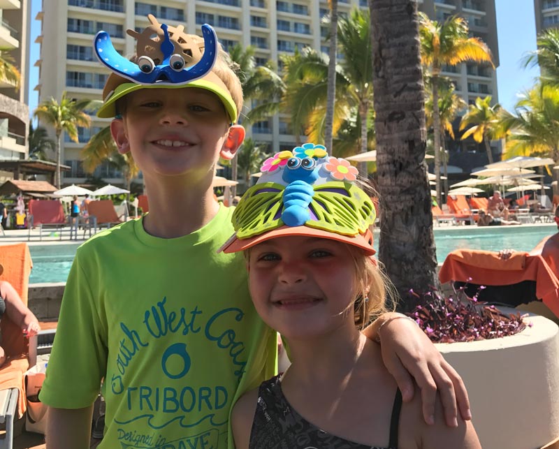 Onde ficar em Puerto Vallarta: Crianças com viseiras do Explorer's Club no Now Amber