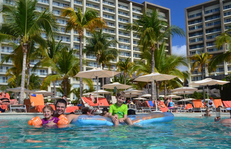 Onde ficar em Puerto Vallarta: crianças curtindo a piscina no Now Amber