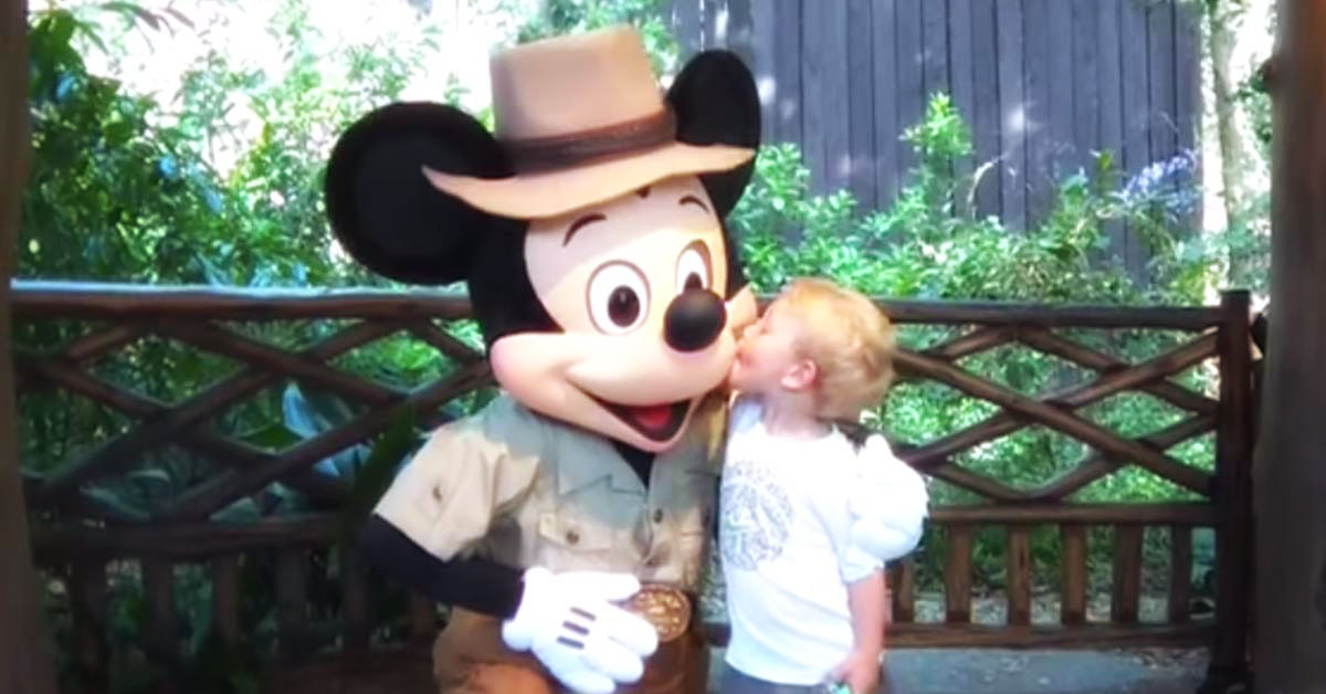 90 Anos do Mickey - beijo do Alex no Mickey no Animal Kingdom.