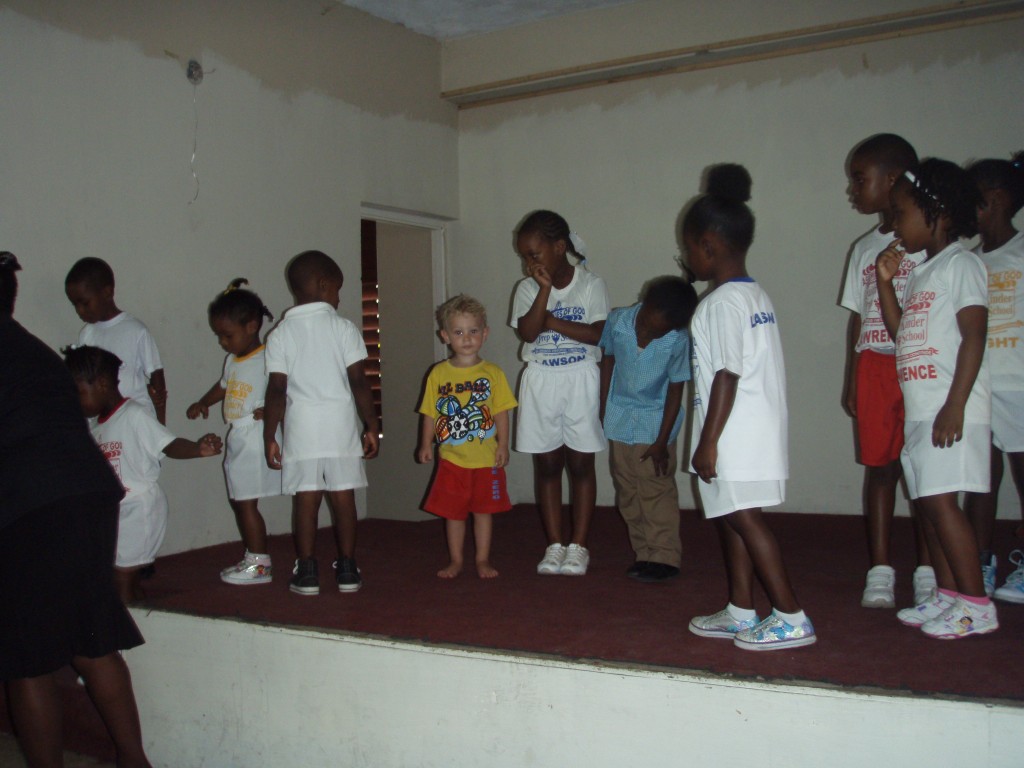 Passeios na Jamaica com Crianças: Alex brincando com crianças jamaicanas