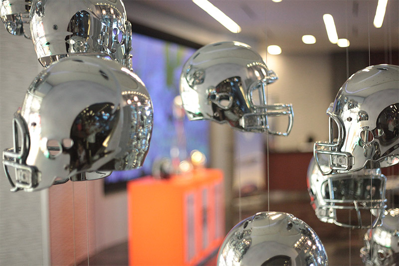 Dallas Cowboys Stadium: capacetes prateados na sala Cotton Bowl