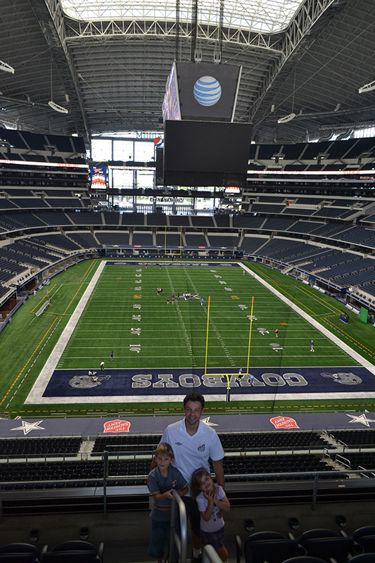Dallas Cowboys Stadium: Ases a Bordo dentro do estádio