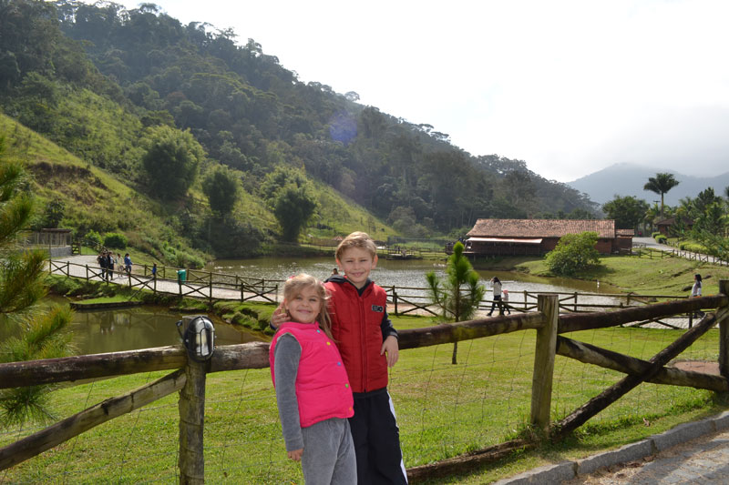 Teresópolis com crianças: Alex e Alice na Fazenda Suiça