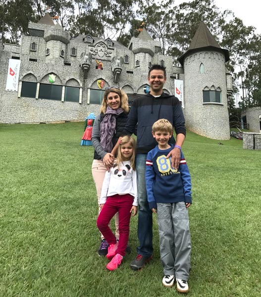 Teresópolis com crianças: Ases em frente ao castelo medieval