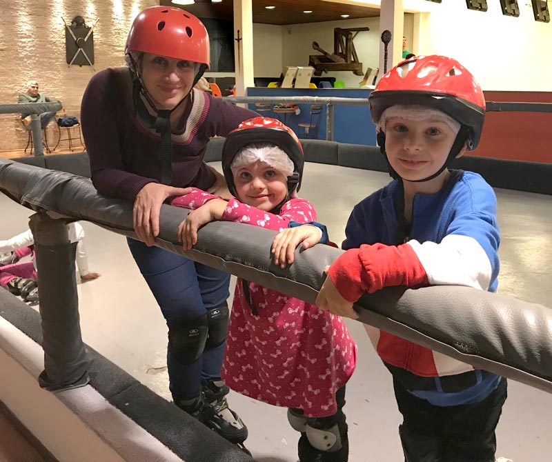 Teresópolis com crianças: crianças patinando no Castelo Medieval