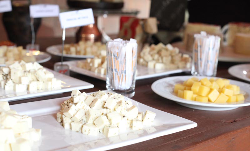 Teresópolis com crianças: mesa de queijos na queijaria