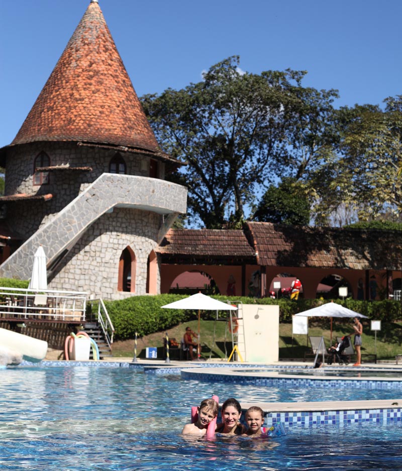 Teresópolis com crianças: Ana, Alex e Alice na piscina de raia