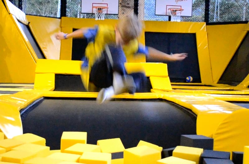 Teresópolis com crianças: Alex pulando no Just Jump