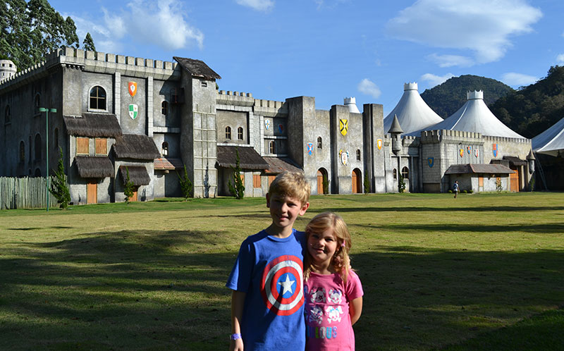 Teresópolis com crianças: Alex e Alice em frente ao Castelo Mont Blanc