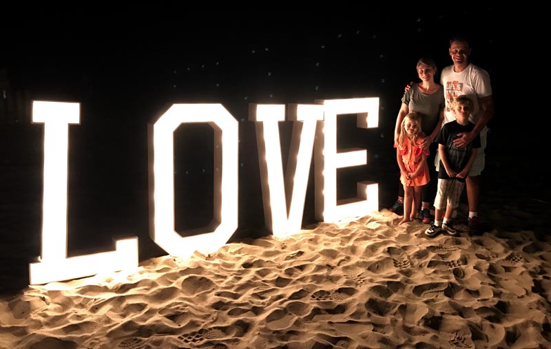 Puerto Vallarta com crianças: Família em frente ao love sign na Zona Romântica