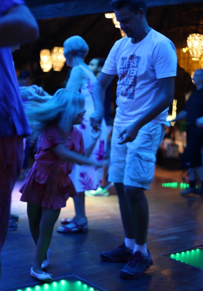 Puerto Vallarta com crianças: Alice dançando com papai na Zona Romântica