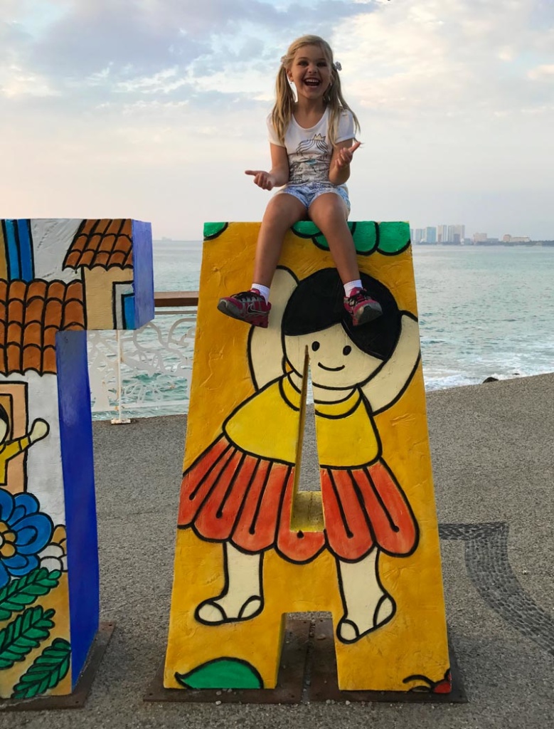 Puerto Vallarta com Crianças: Alice em cima das letras no Malecon