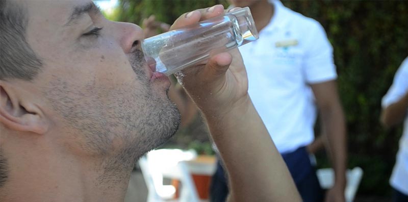 Onde ficar em Puerto Vallarta: Andre degustando tequilas no Now Amber