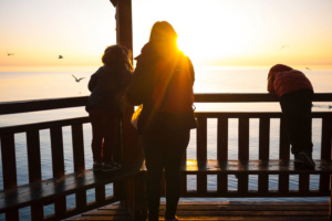 Como fazer Intercâmbio em Família? Família vendo pôr do sol